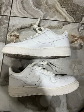 Nike Women's Air Force 1 '07 "Triple White size 6.5